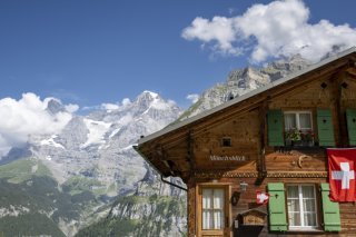 La secousse qui s'est produite à 12h52 près de Mürren BE a pu être ressentie dans toute la Suisse. KEYSTONE/PETER SCHNEIDER